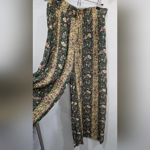 NWT Easel Brand Green Floral Wide-Leg Pants - Picture 3 of 6